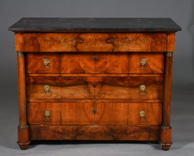 une commode ancienne avec un plateau en marbre