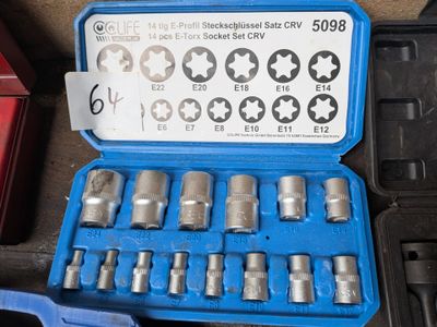 une mallette bleue contenant plusieurs outils