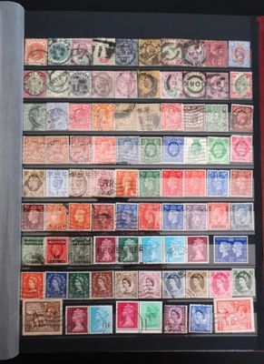 une photo d'une collection de timbres dans un album