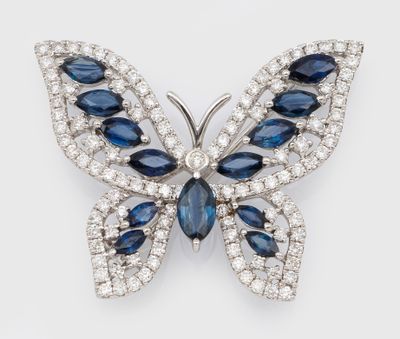 une broche en forme de papillon, sertie de saphirs et de diamants