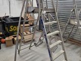 many ladders that are sitting in a room