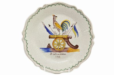MALICORNE - Circa 1889 Assiette chantournée en faïence émail…