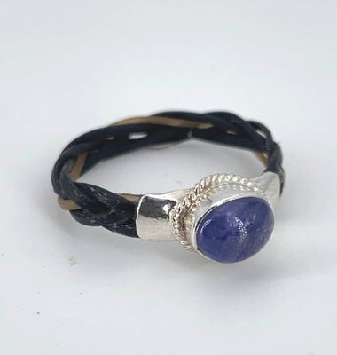 Bague argent et poils de mammifère sertie d'un saphir traité…