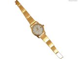 gros plan d'une montre-bracelet en or sur fond blanc