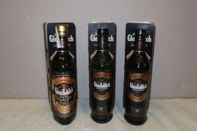 trois bouteilles de bière posées les unes à côté des autres sur une table