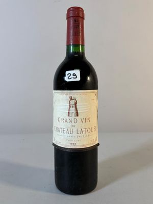 une bouteille de vin posée sur une table