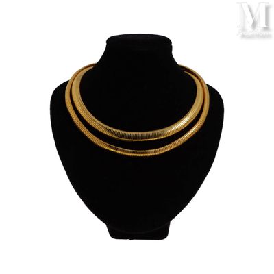 gros plan d'un collier sur un mannequin sur fond blanc