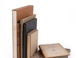 plusieurs livres sont empilés sur une surface blanche
