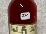 une bouteille d'alcool posée sur un comptoir à côté d'une bouteille de vin