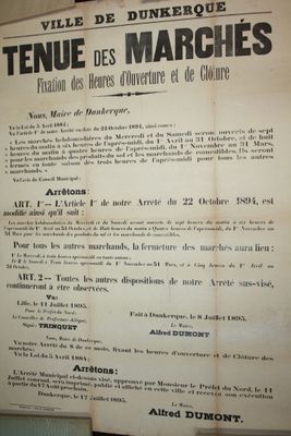 affiche accrochée au mur d'un immeuble, décrivant le déroulement des marches