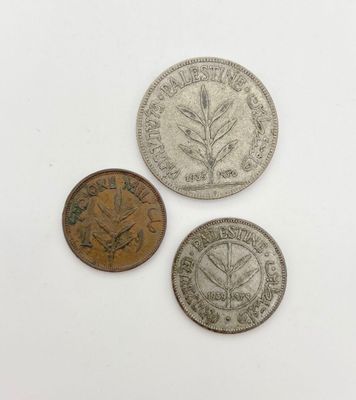 trois types de pièces différents posés sur une surface blanche