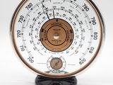 un gros plan d'une horloge sur fond blanc