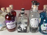 de nombreuses bouteilles d'alcool posées sur un plan de travail
