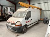 une camionnette blanche garée dans un garage avec d'autres véhicules