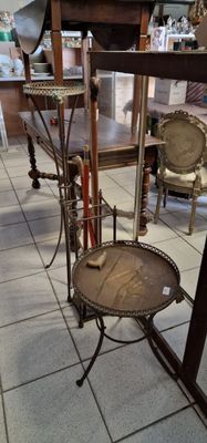 une table avec un miroir et une chaise dans une pièce