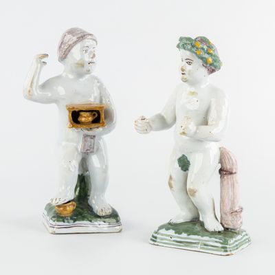 paire de figurines en porcelaine représentant un garçon et une fille tenant un panier