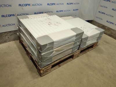 de nombreux cartons contenant des matelas, posés sur une palette dans une pièce