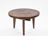 une table basse ronde avec des pieds en bois et un plateau en bois