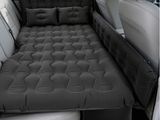 la banquette arrière d'une voiture avec un matelas à l'arrière