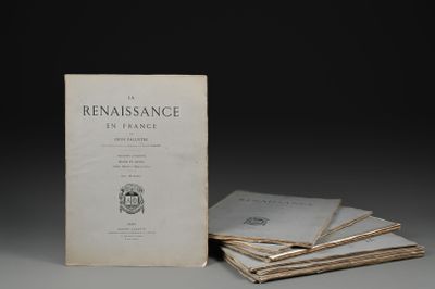 un vieux livre posé au sommet d'une pile de livres