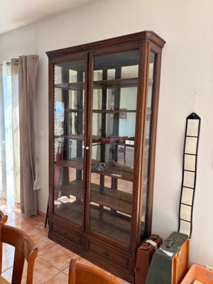 une vitrine au milieu de la table de la salle à manger
