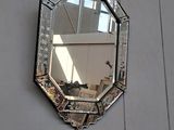 un miroir accroché au mur d'une pièce