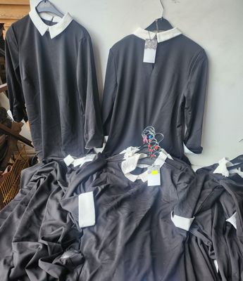 Lot composé d’environ 17 robes noires à col Claudine de la m…