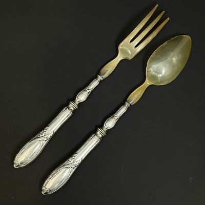 Couvert à salade en métal et corne blonde, les manches à déc… - Photo 1