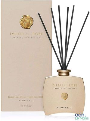 un flacon de diffuseur à bâtonnets « Imperial Rose » posé à côté d'une boîte