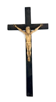 crucifix en bois avec jésus sur la croix sur fond blanc