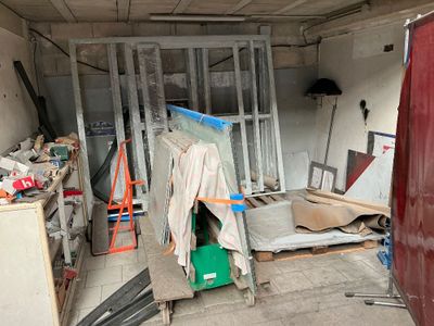 une pièce dans laquelle se trouvent de nombreux matériaux de construction