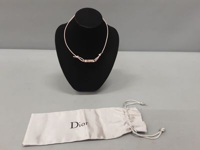 DIOR Christian. Collier ras du cou en fil élastique rose et …