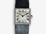 gros plan d'une montre-bracelet avec des chiffres romains