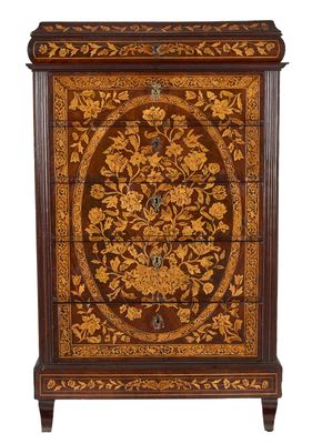 une armoire en bois ornée d'un motif floral sur la façade