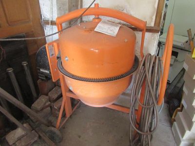 une machine orange qui se trouve dans une pièce