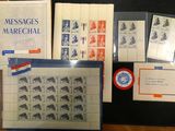 une collection de timbres et d'enveloppes posée sur une table