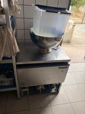 une photo d'une cuisine sur laquelle est posé un grand saladier