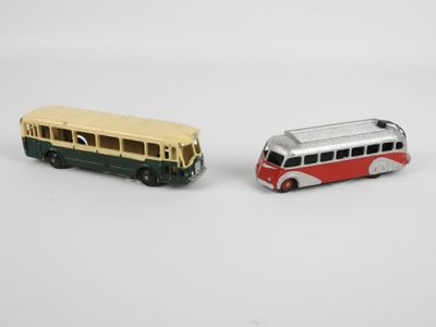 deux petits bus posés l'un à côté de l'autre sur une surface blanche