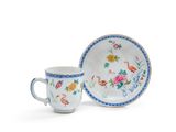 gros plan d'une tasse et d'une soucoupe sur une surface blanche