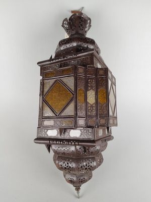 Lanterne marocaine en métal et verre multicolore.