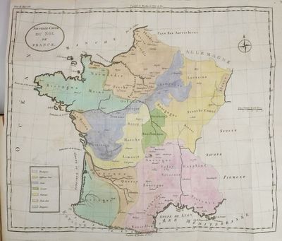 une vieille carte de la France sur laquelle les provinces sont représentées en différentes couleurs