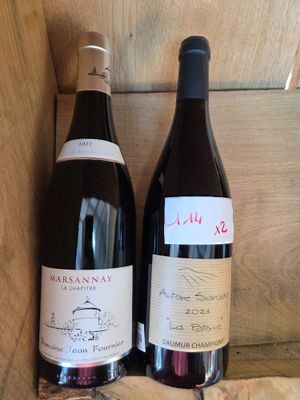 deux bouteilles de vin posées l'une à côté de l'autre sur une table