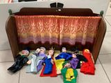 un tas de poupées posées par terre