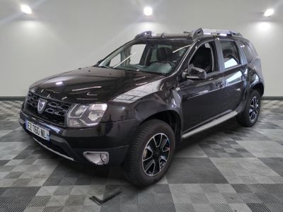 une photo d'une dacia noire garée sur un sol en damier