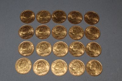 gros plan d'un paquet de pièces d'or sur une table