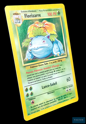 gros plan d'une carte pokemon sur fond noir