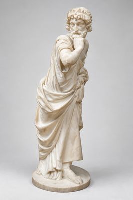 une statue en marbre blanc représentant une femme, la main posée sur le menton