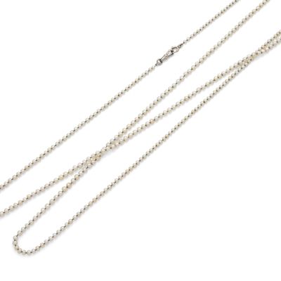 un gros plan d'un collier de perles blanches sur fond blanc