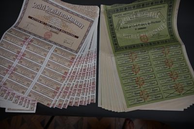 beaucoup de vieux billets de banque posés sur une table