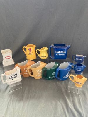 de nombreux types de tasses à café sur la table